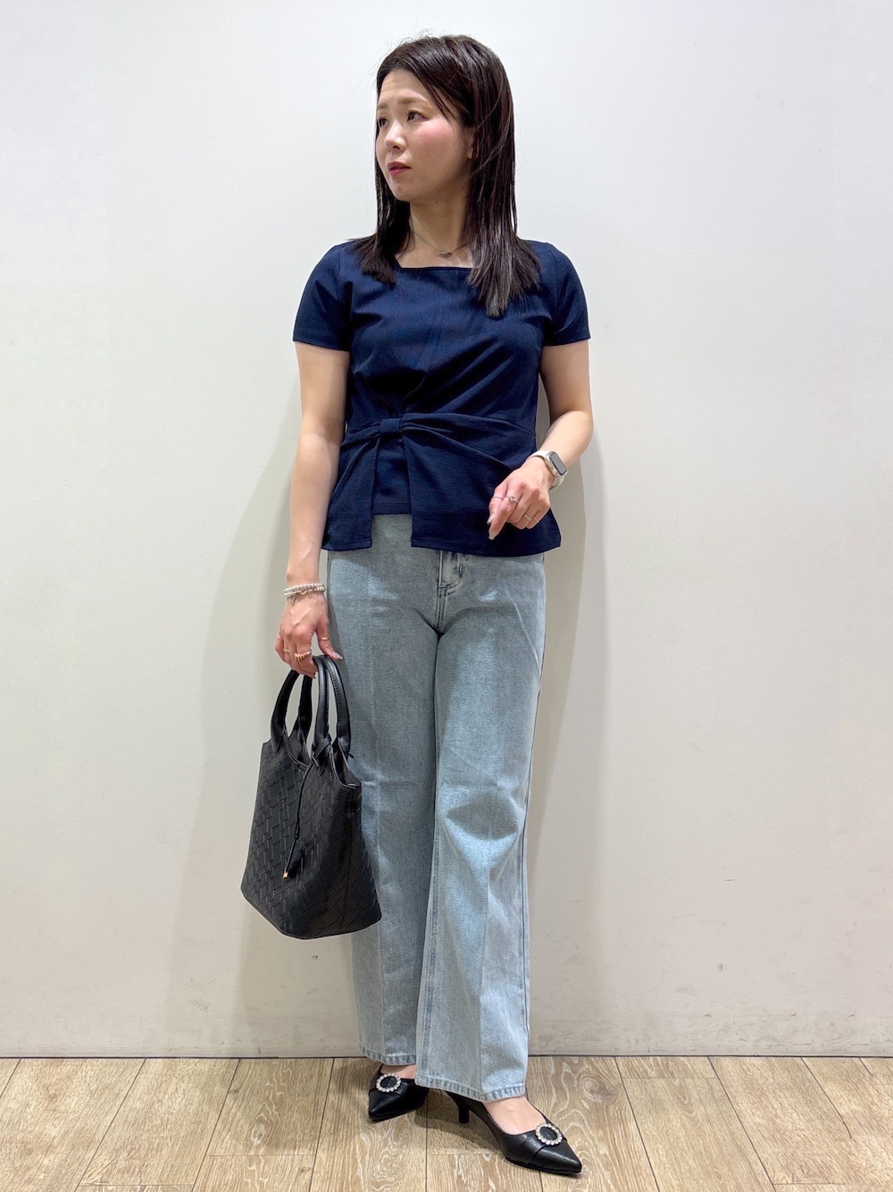 ブルー系のTシャツ/カットソー、ブルー系のその他パンツ、ブラック系のトートバッグを着用したレディースの夏コーディネートの1枚目の写真