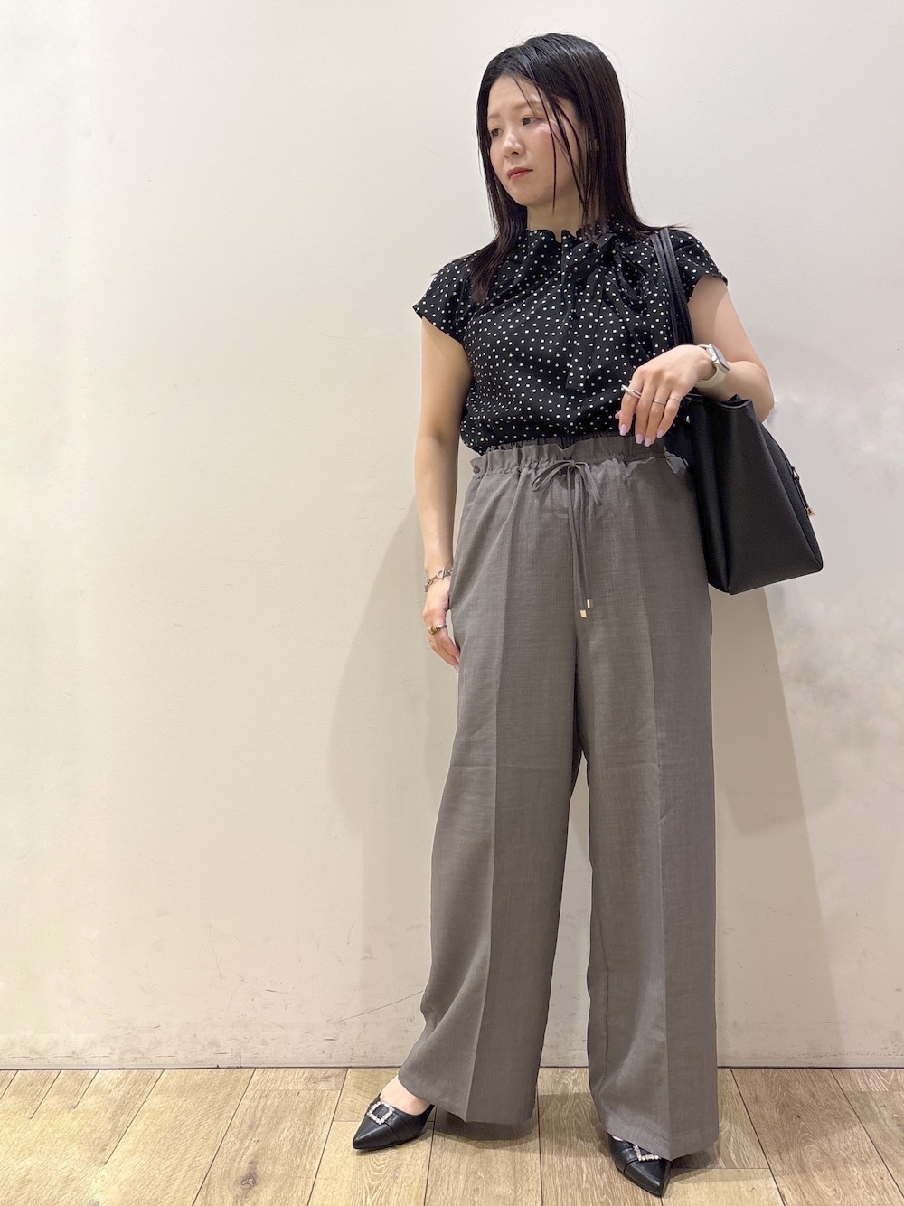 ブラック系のシャツ/ブラウス、グレー系のその他パンツ、ブラック系のトートバッグを着用したレディースの夏コーディネートの1枚目の写真
