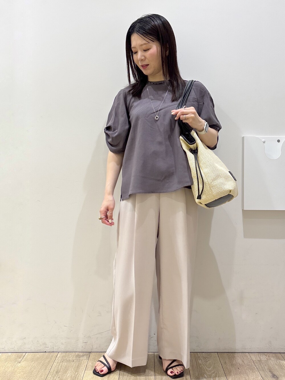ブラウン系のシャツ/ブラウス、ベージュ系のその他パンツ、ホワイト系のトートバッグを着用したレディースの夏コーディネートの1枚目の写真