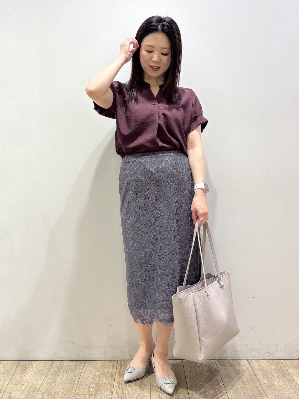 レッド系のシャツ/ブラウス、グレー系のスカート、グレー系のトートバッグを着用したレディースの夏コーディネートの1枚目の写真