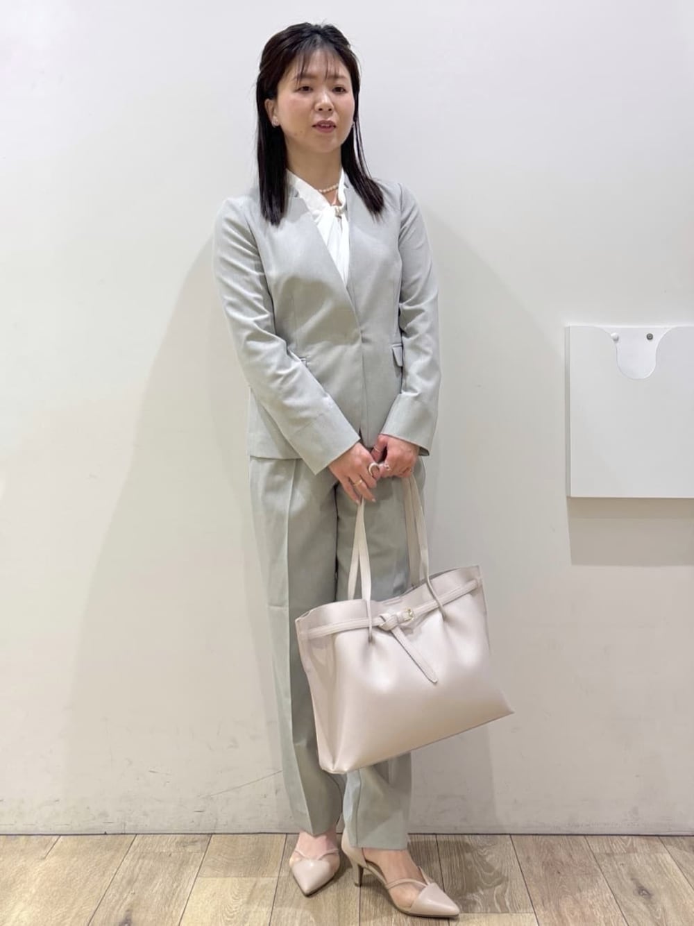 グレー系のその他パンツ、グレー系のノーカラージャケット、ベージュ系のパンプスを着用したレディースの春コーディネートの1枚目の写真