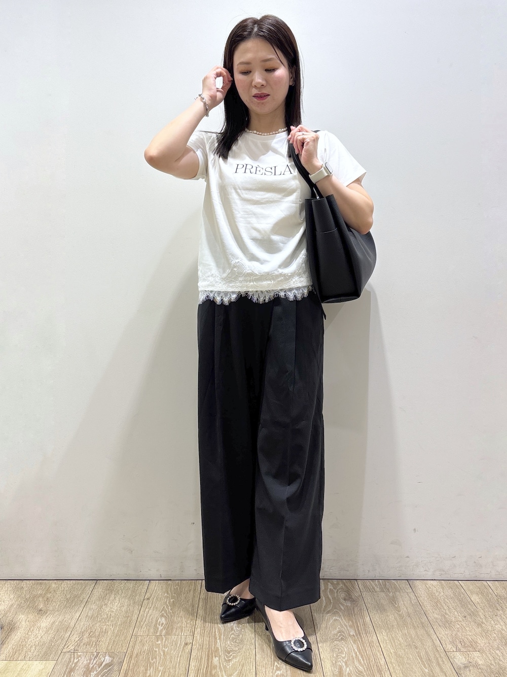 ホワイト系のTシャツ/カットソー、ブラック系のその他パンツ、ブラック系のトートバッグを着用したレディースの夏コーディネートの1枚目の写真