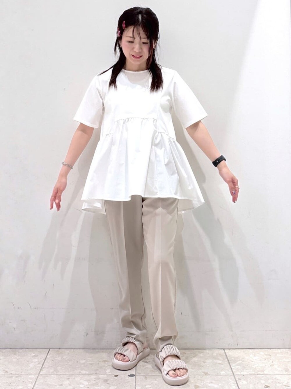 ホワイト系のTシャツ/カットソー、ベージュ系のその他パンツ、ベージュ系のサンダルを着用したレディースの春コーディネートの1枚目の写真