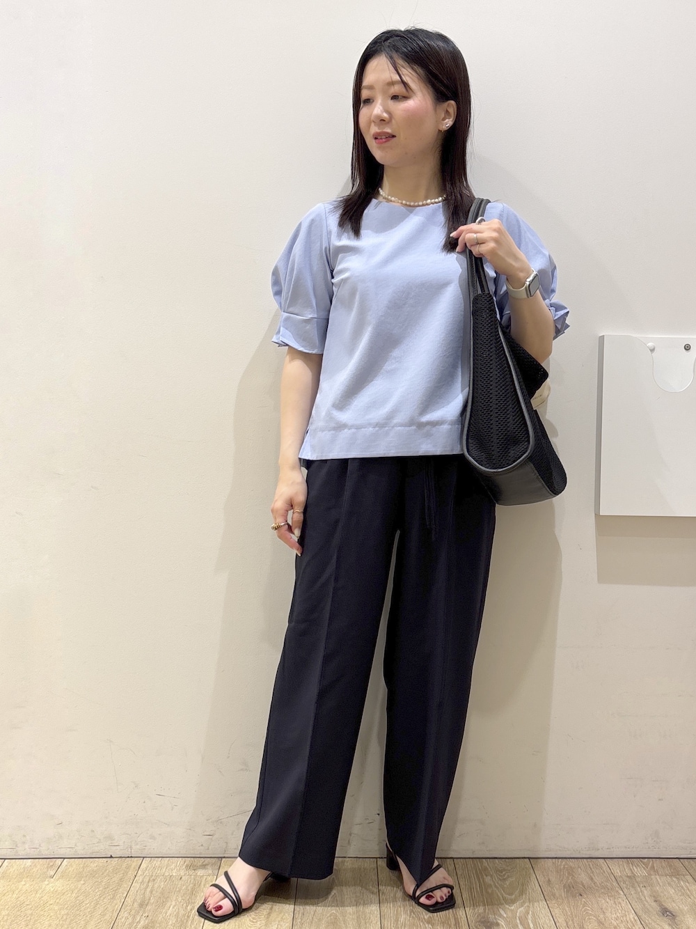 ブルー系のシャツ/ブラウス、ブルー系のその他パンツ、ブラック系のトートバッグを着用したレディースの夏コーディネートの1枚目の写真