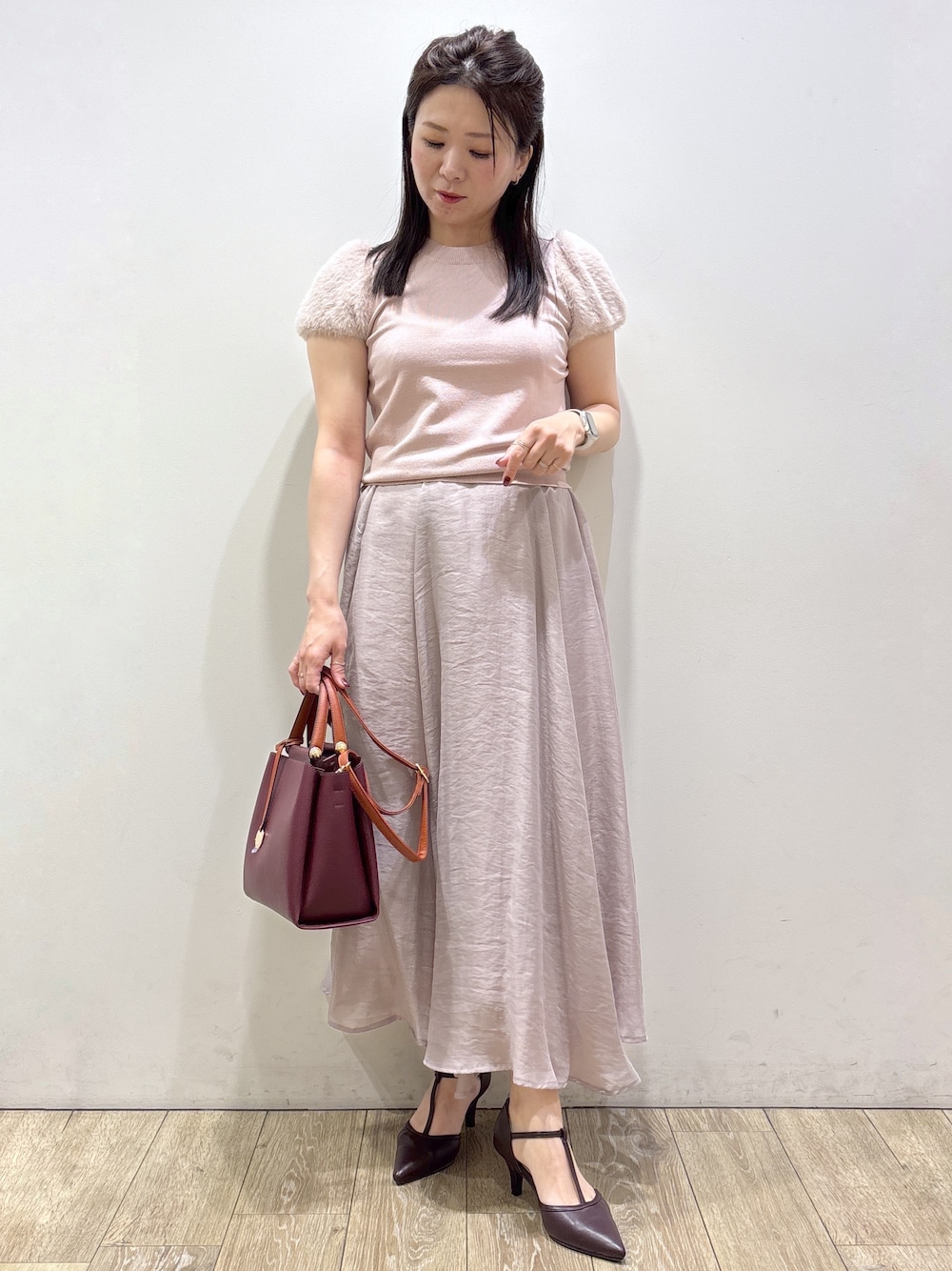 レッド系のトートバッグ、レッド系のパンプスを着用したレディースの夏コーディネートの1枚目の写真