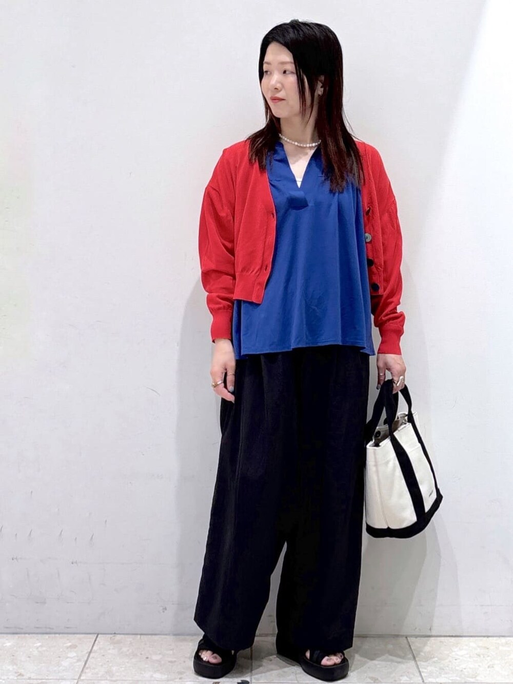 レッド系のカーディガン/ボレロ、ブルー系のTシャツ/カットソー、ホワイト系のタンクトップを着用したレディースの夏コーディネートの1枚目の写真