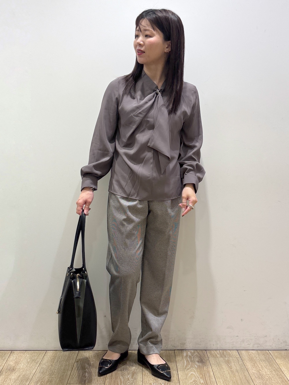 ブラウン系のシャツ/ブラウス、ブラック系のその他パンツ、ブラック系のトートバッグを着用したレディースの秋コーディネートの1枚目の写真