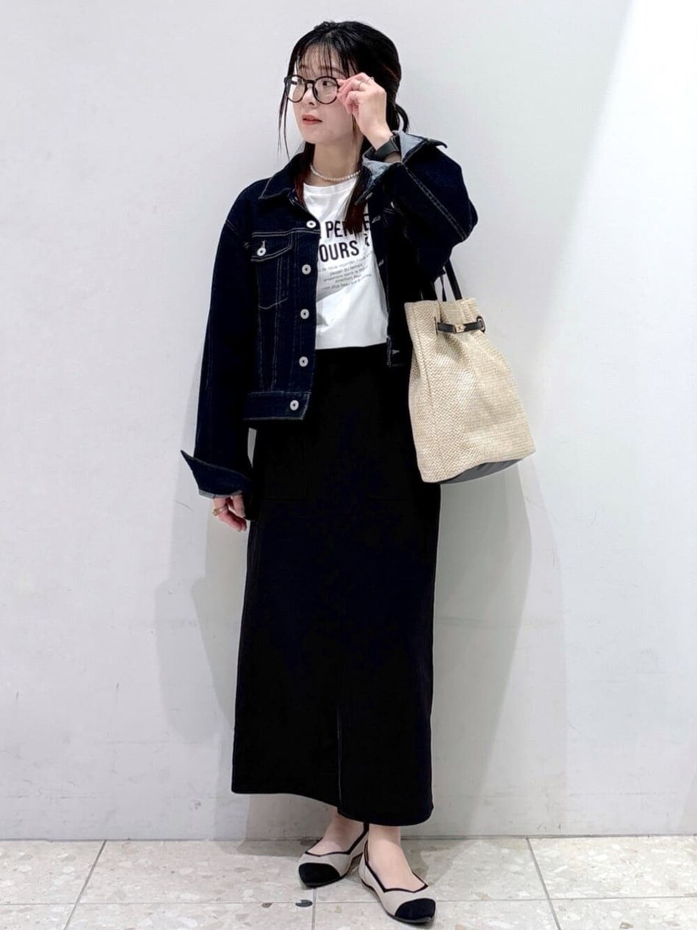 ブルー系のデニムジャケット、ホワイト系のTシャツ/カットソー、ブラック系のスカートを着用したレディースの春コーディネートの1枚目の写真