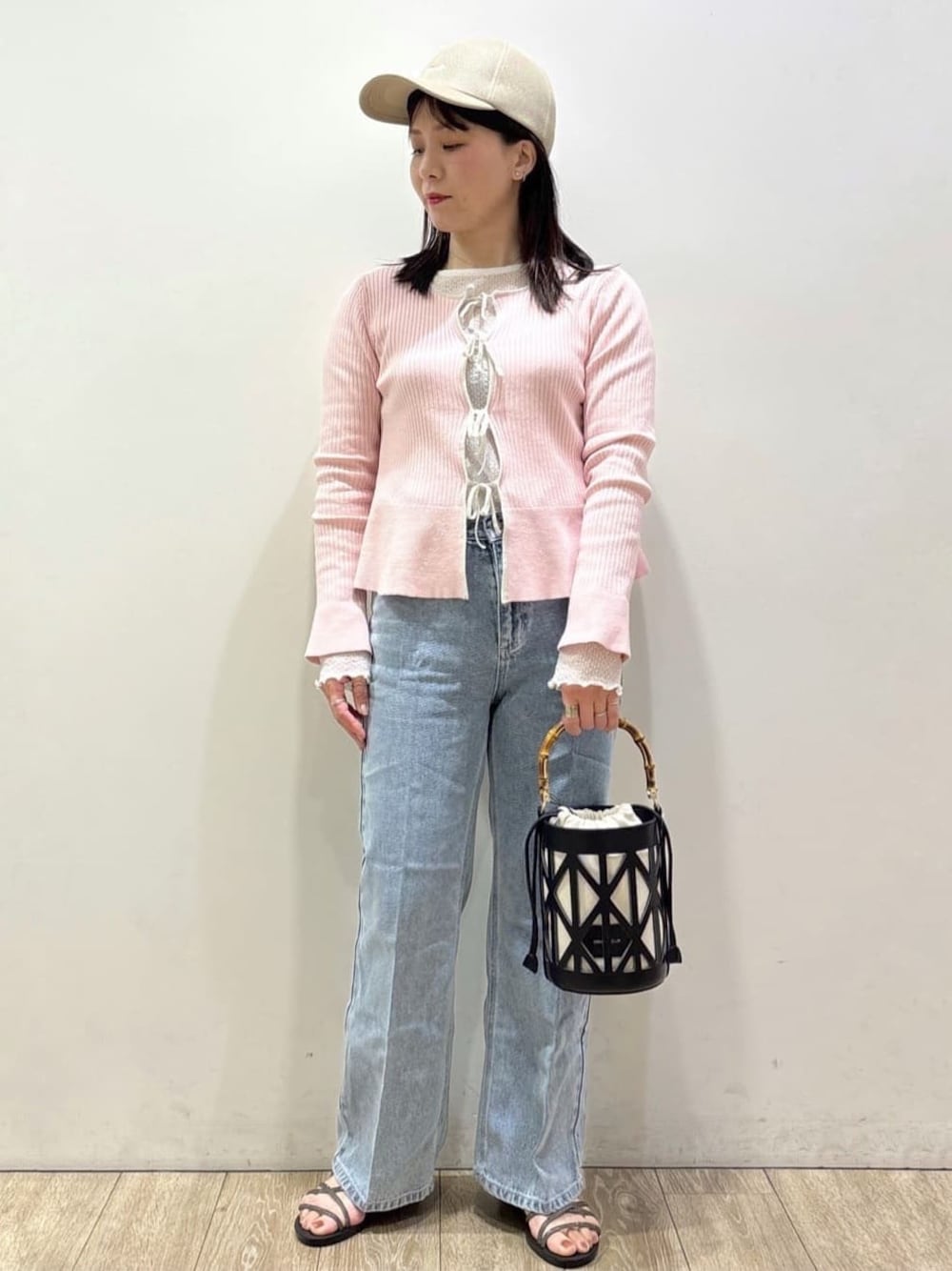 ブルー系のその他パンツ、グレー系のテーラードジャケット、ホワイト系のTシャツ/カットソーを着用したレディースの春コーディネートの1枚目の写真