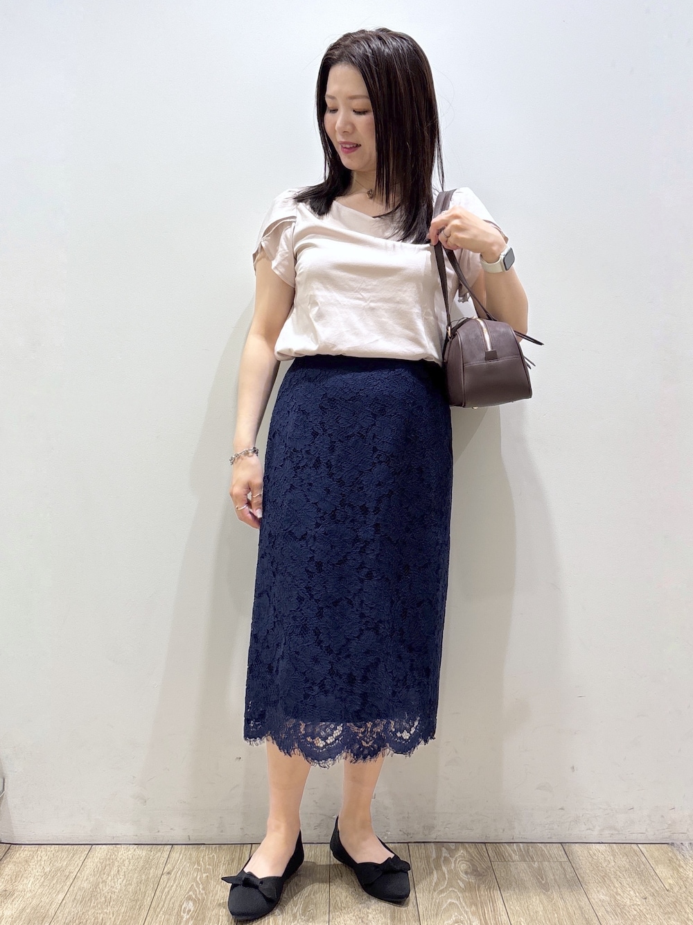 ベージュ系のTシャツ/カットソー、レッド系のボストンバッグ、ブラック系のその他シューズを着用したレディースの夏コーディネートの1枚目の写真