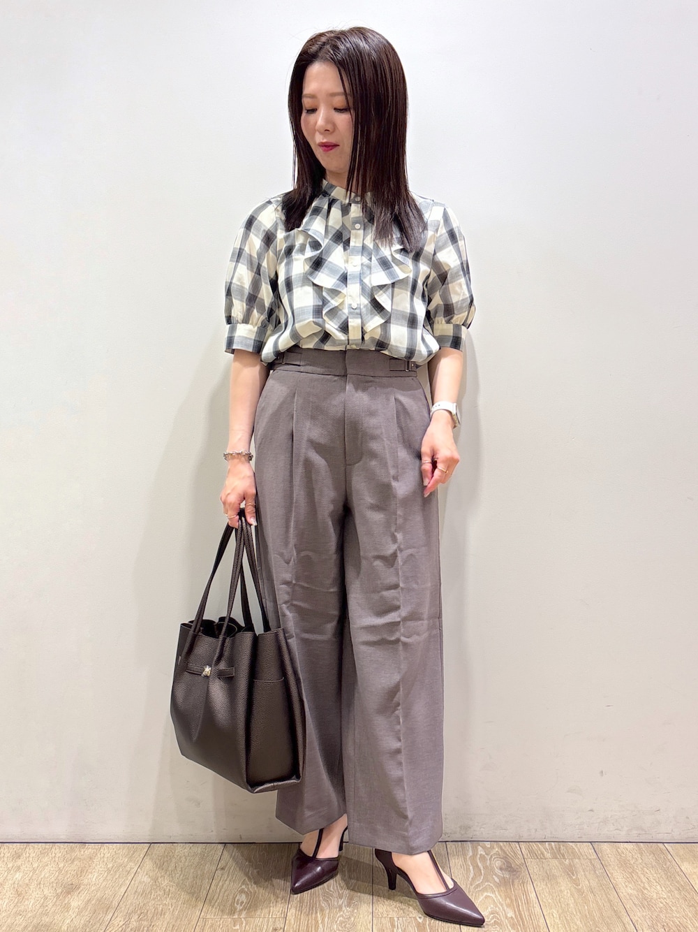 ホワイト系のシャツ/ブラウス、ブラウン系のその他パンツ、その他のトートバッグを着用したレディースの夏コーディネートの1枚目の写真