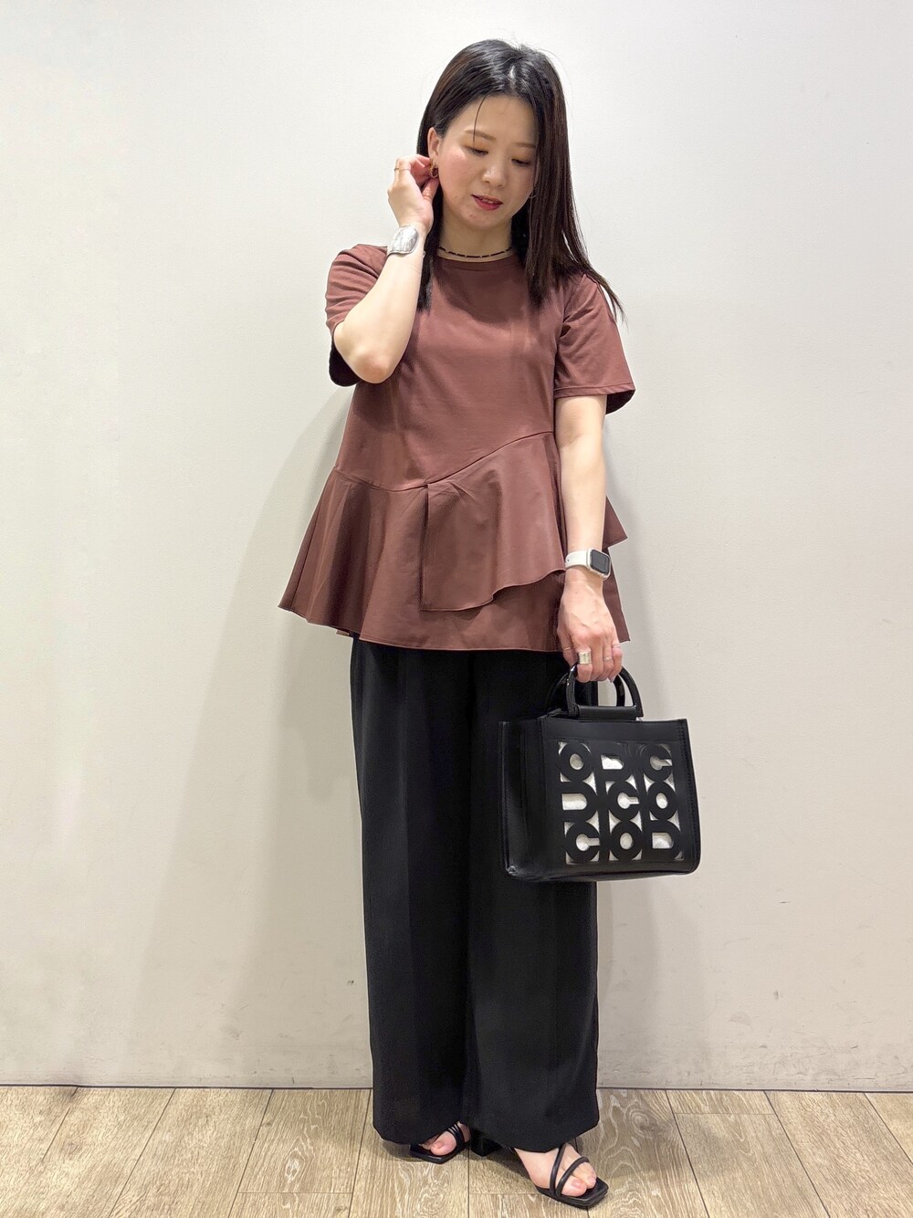 ブラウン系のTシャツ/カットソー、ブラック系のその他パンツ、ブラック系のトートバッグを着用したレディースの夏コーディネートの1枚目の写真