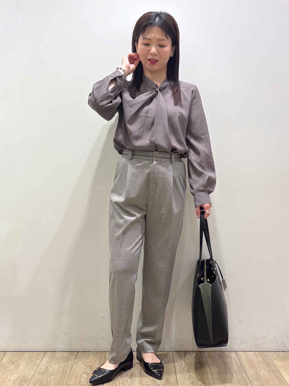 ブラウン系のシャツ/ブラウス、ブラック系のその他パンツ、ブラック系のトートバッグを着用したレディースの秋コーディネートの1枚目の写真