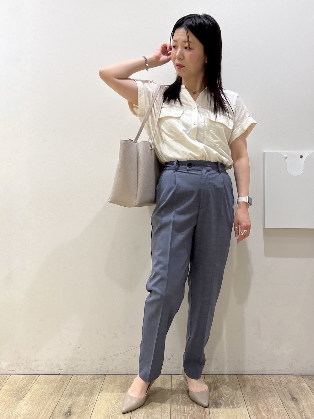 ホワイト系のシャツ/ブラウス、グレー系のその他パンツ、グレー系のトートバッグを着用したレディースの夏コーディネートの1枚目の写真