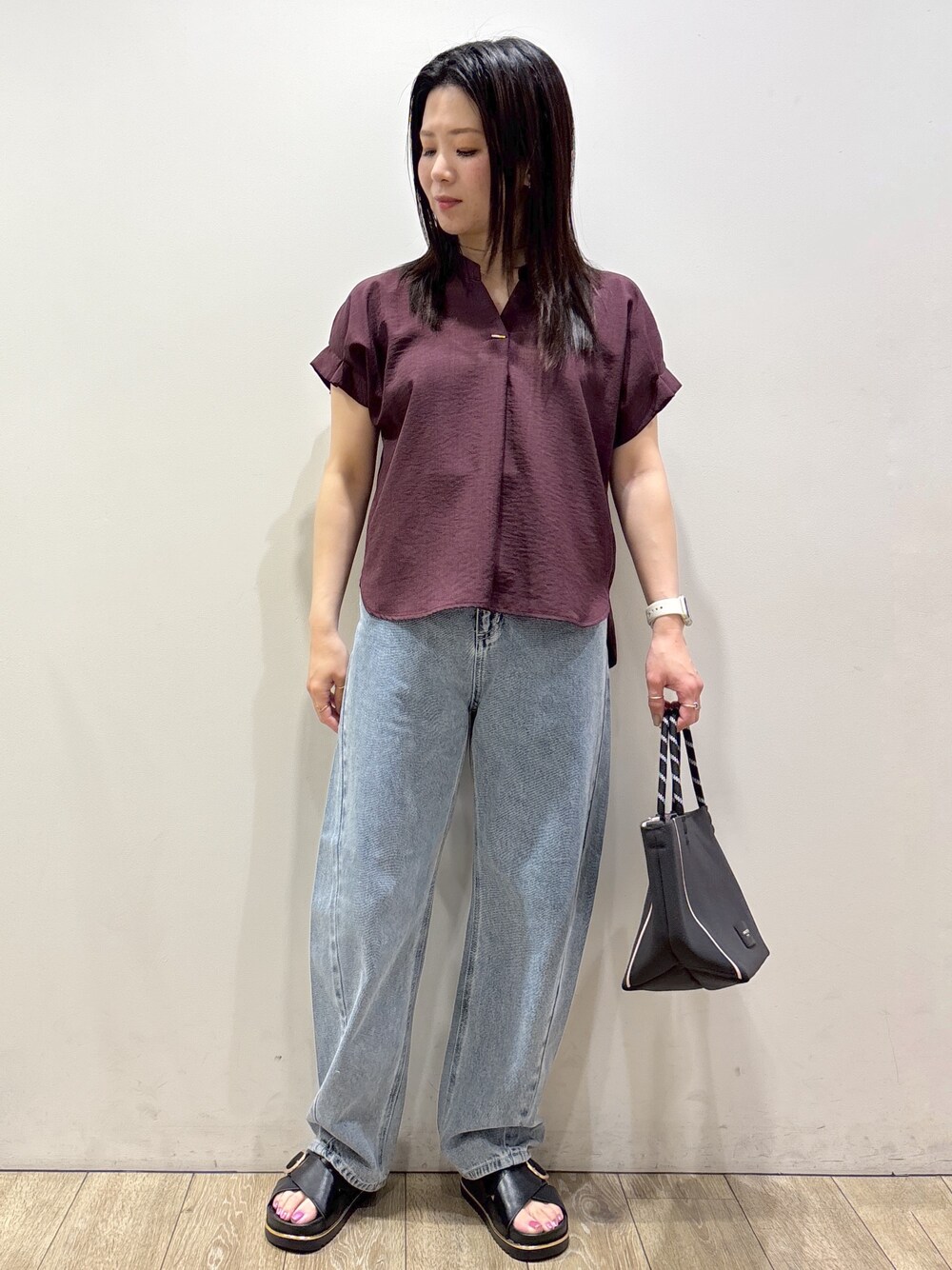 レッド系のシャツ/ブラウス、ブルー系のデニムパンツ、グレー系のトートバッグを着用したレディースの夏コーディネートの1枚目の写真