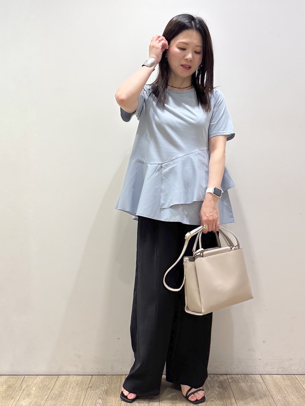 ブルー系のTシャツ/カットソー、ブラック系のその他パンツ、ベージュ系のトートバッグを着用したレディースの夏コーディネートの1枚目の写真