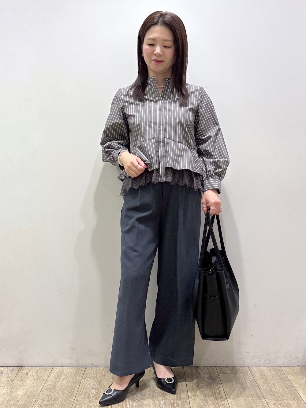 ブルー系のその他パンツ、ブラック系のトートバッグ、ブラック系のパンプスを着用したレディースの夏コーディネートの1枚目の写真