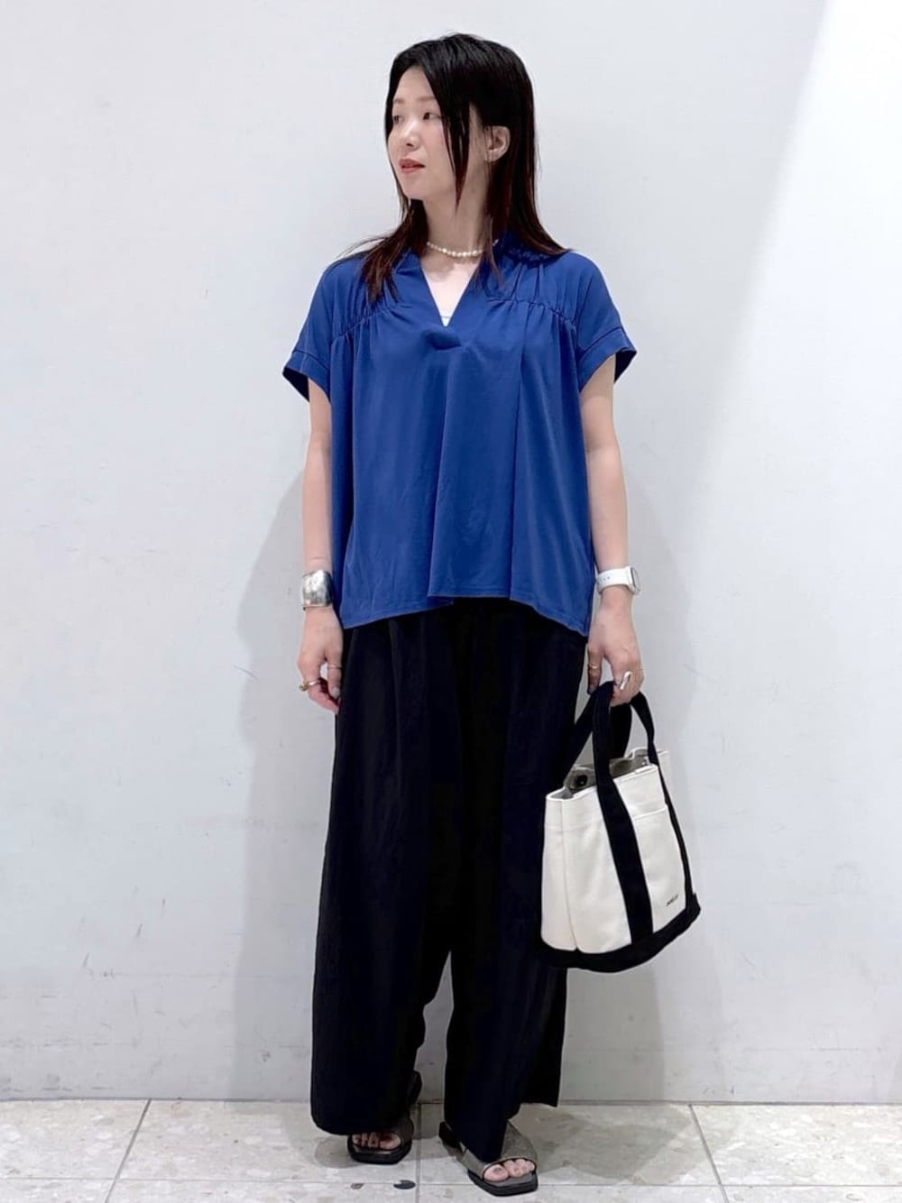 ブルー系のTシャツ/カットソー、ホワイト系のタンクトップ、ブラック系のその他パンツを着用したレディースの夏コーディネートの1枚目の写真