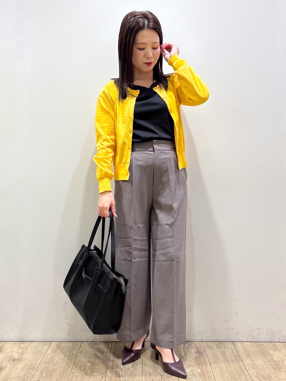 イエロー系のカーディガン/ボレロ、ブラック系のTシャツ/カットソー、ブラウン系のその他パンツを着用したレディースの夏コーディネートの1枚目の写真