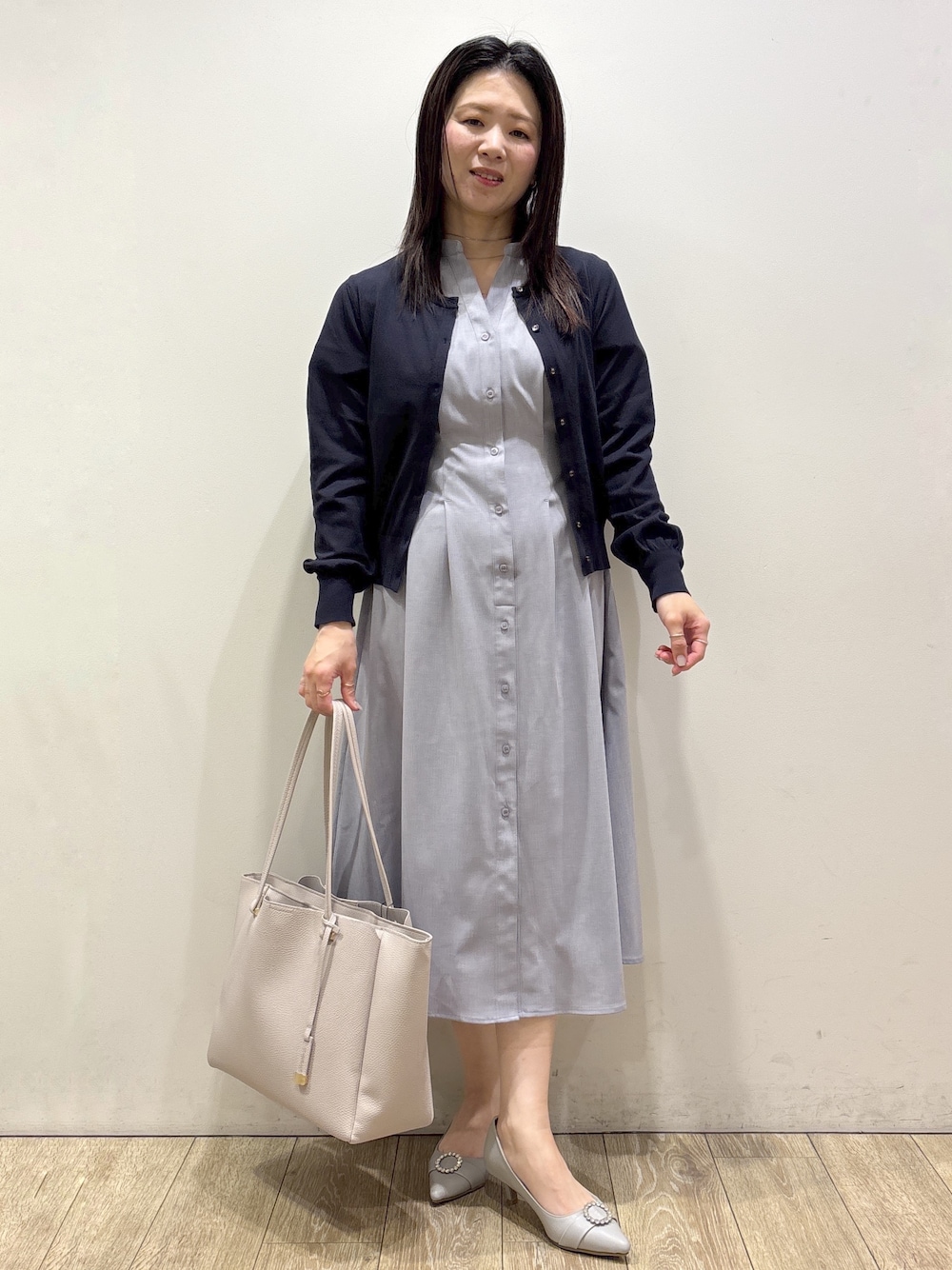 ブルー系のカーディガン/ボレロ、グレー系のワンピース、グレー系のトートバッグを着用したレディースの夏コーディネートの1枚目の写真