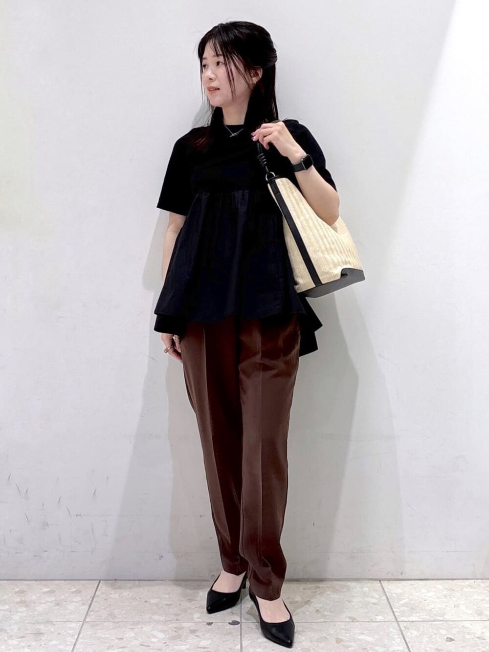 ブラック系のTシャツ/カットソー、ブラウン系のその他パンツ、ブラック系のショルダーバッグを着用したレディースの春コーディネートの1枚目の写真