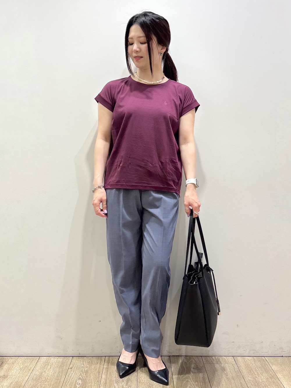 レッド系のTシャツ/カットソー、グレー系のその他パンツ、ブラック系のトートバッグを着用したレディースの夏コーディネートの1枚目の写真