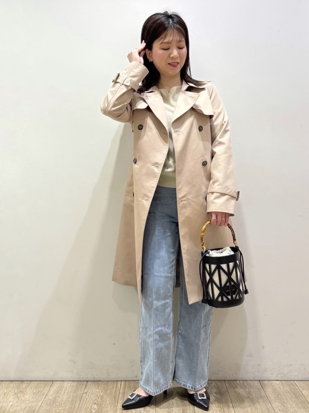 ブルー系のその他パンツ、ベージュ系のトレンチコート、グレー系のスラックスを着用したレディースの春コーディネートの1枚目の写真