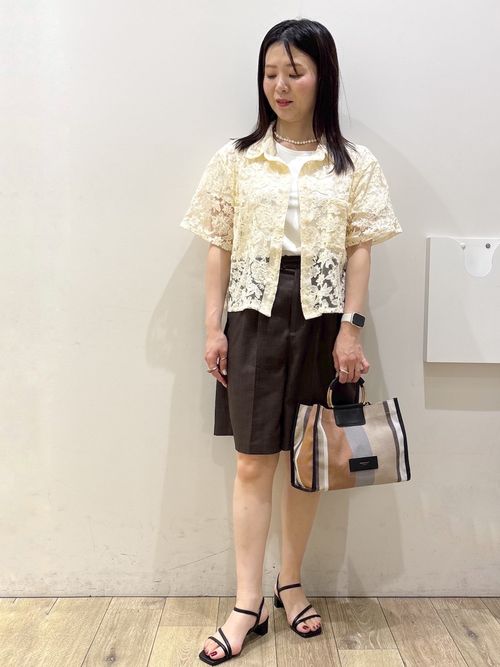 ホワイト系のTシャツ/カットソー、ブラウン系のその他パンツ、ブラック系のトートバッグを着用したレディースの夏コーディネートの1枚目の写真