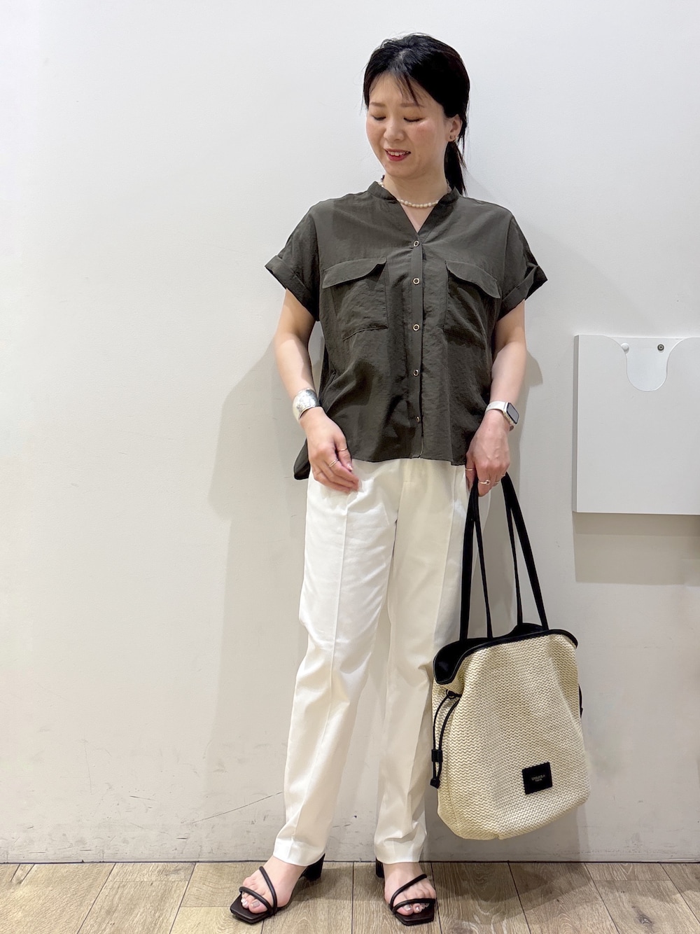 ブラウン系のサンダル、ホワイト系のその他パンツ、ホワイト系のトートバッグを着用したレディースの春コーディネートの1枚目の写真