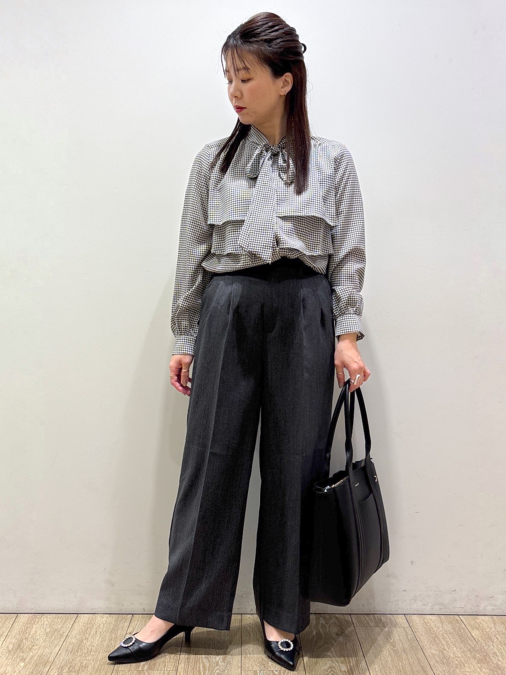 ブラック系のシャツ/ブラウス、グレー系のその他パンツ、ブラック系のトートバッグを着用したレディースの秋コーディネートの1枚目の写真