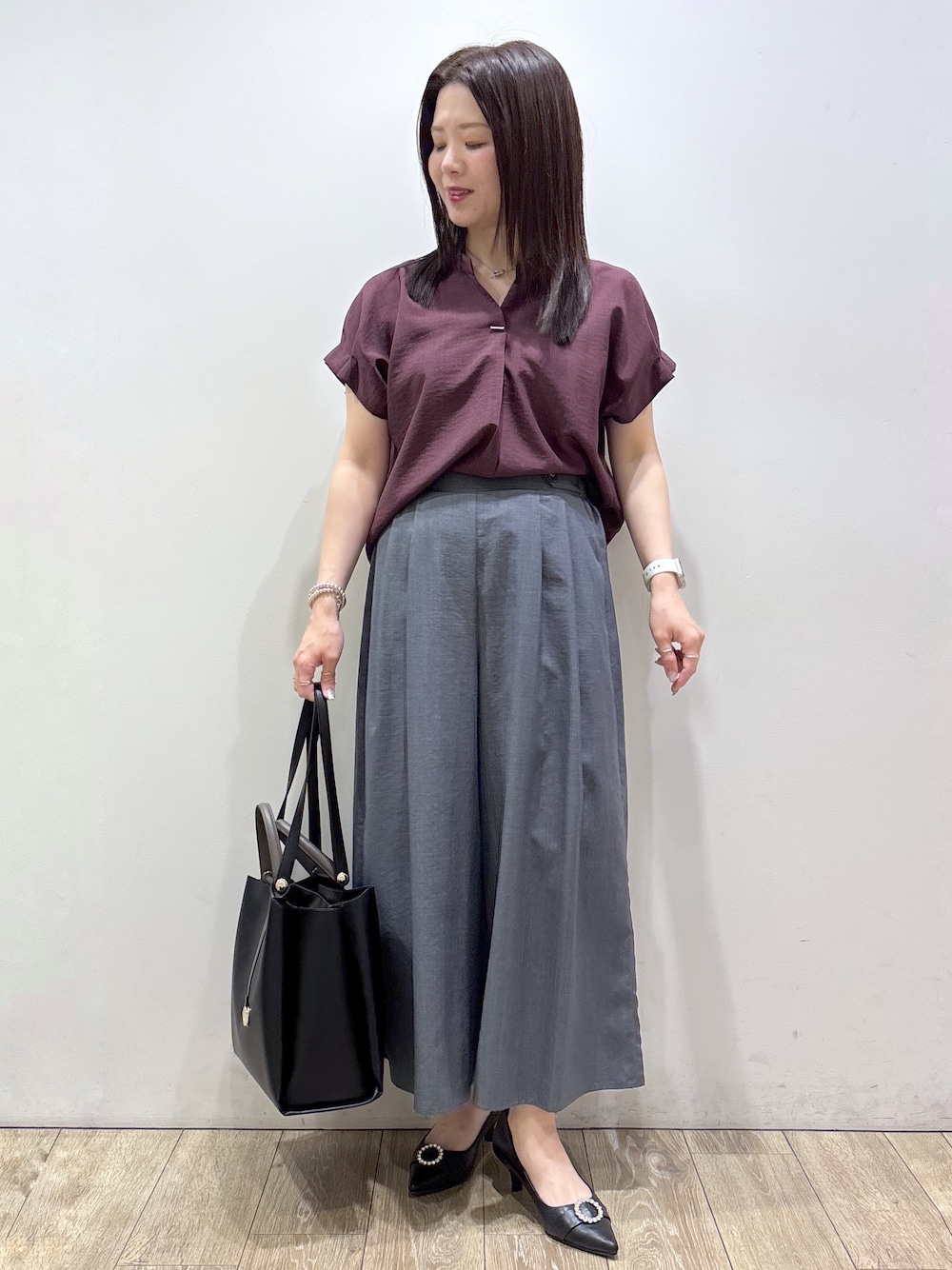 レッド系のシャツ/ブラウス、グレー系のその他パンツ、ブラック系のトートバッグを着用したレディースの夏コーディネートの1枚目の写真