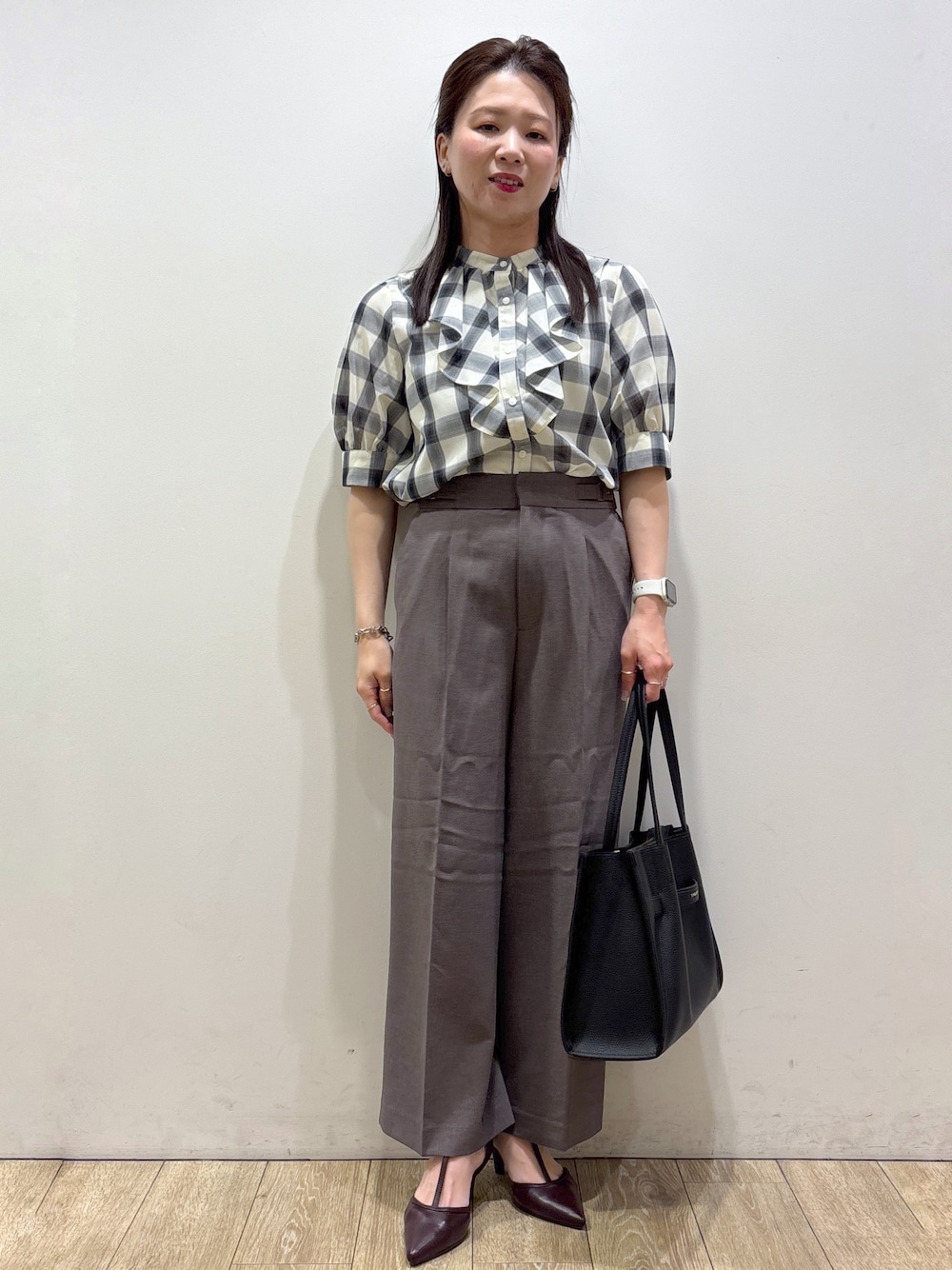 ホワイト系のシャツ/ブラウス、ブラウン系のその他パンツ、ブラック系のトートバッグを着用したレディースの夏コーディネートの1枚目の写真