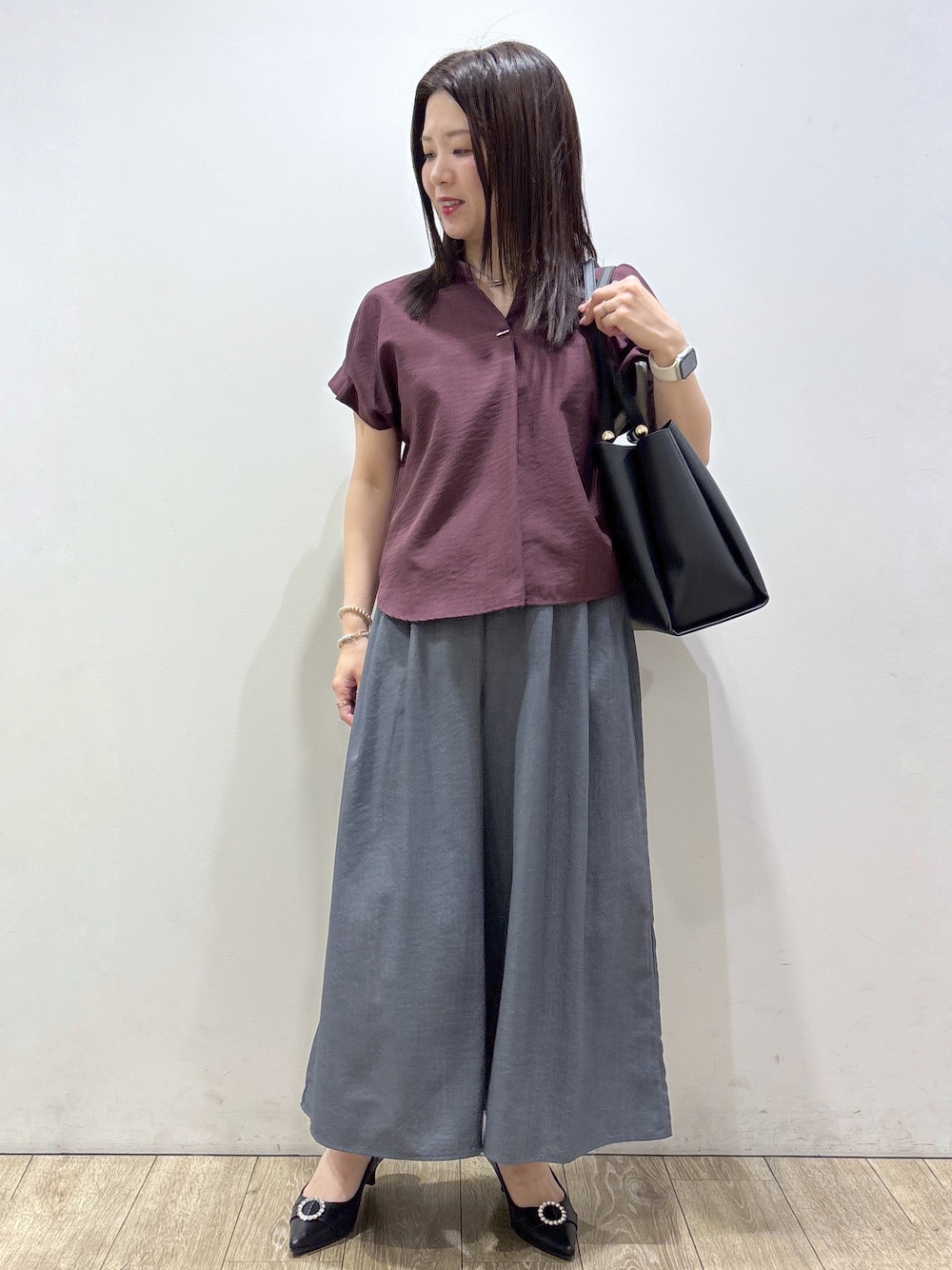 レッド系のシャツ/ブラウス、グレー系のその他パンツ、ブラック系のトートバッグを着用したレディースの夏コーディネートの1枚目の写真