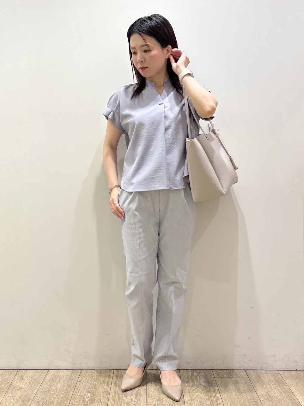 ブルー系のシャツ/ブラウス、ブルー系のその他パンツ、グレー系のトートバッグを着用したレディースの夏コーディネートの1枚目の写真