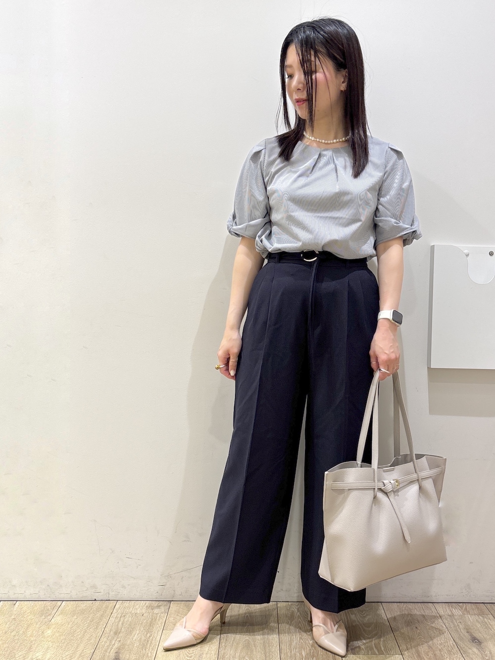 グレー系のTシャツ/カットソー、ブルー系のその他パンツ、グレー系のトートバッグを着用したレディースの夏コーディネートの1枚目の写真