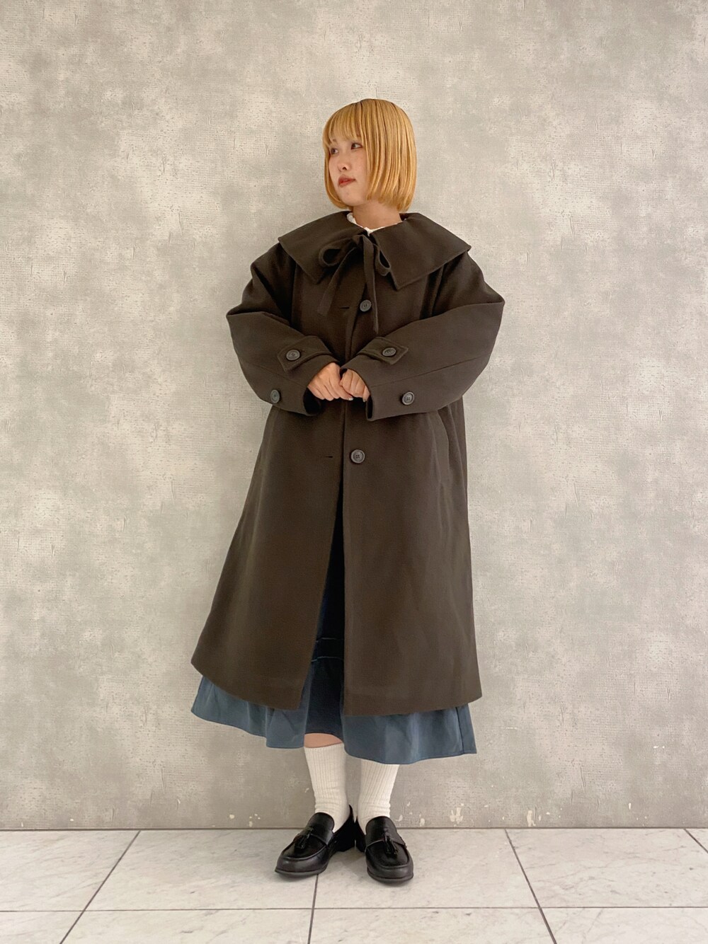 グレー系のその他アウター、グリーン系のワンピース、ホワイト系のTシャツ/カットソーを着用したレディースの秋コーディネートの1枚目の写真