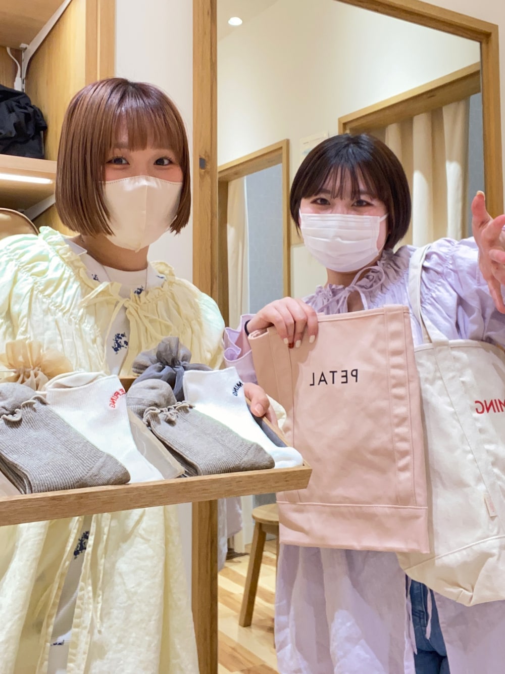 ブルー系のTシャツ/カットソーを着用したレディースの春コーディネートの1枚目の写真