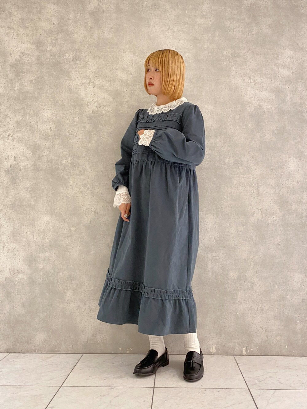 グリーン系のワンピース、ホワイト系のTシャツ/カットソーを着用したレディースの秋コーディネートの1枚目の写真