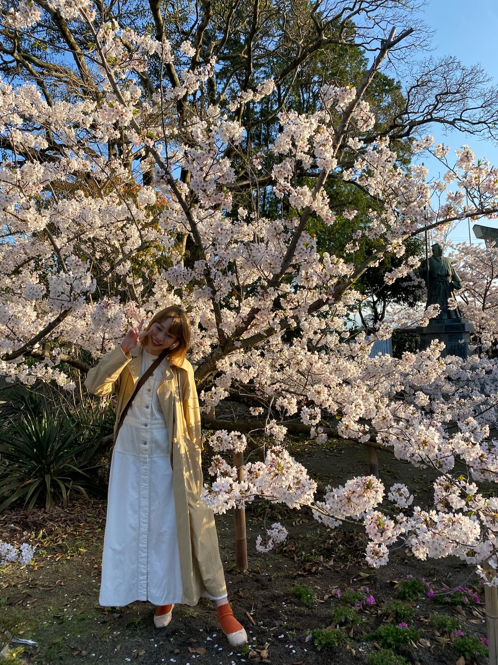 「休日スタイル、春コーデ、白ワンピース、FURFUR(FURFUR)、桜」｜「RANDAのストレスフリー/ソフトバレエシューズ（バレエシューズ、ホワイト系）」を使った、mintさん（レディース・167cm）の秋コーディネートの1枚目の写真