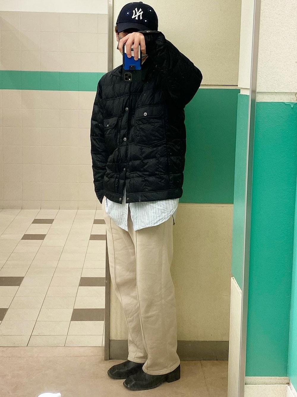 ブラック系のブーツ、グレー系のスウェットパンツ、ブラック系のダウンジャケット/コートを着用したメンズの冬コーディネートの1枚目の写真