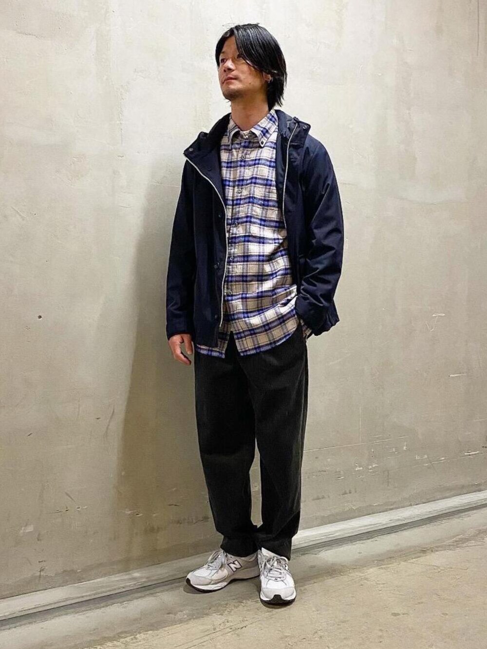 グレー系のスニーカー、グレー系のその他パンツ、ホワイト系のTシャツ/カットソーを着用したメンズの秋コーディネートの1枚目の写真
