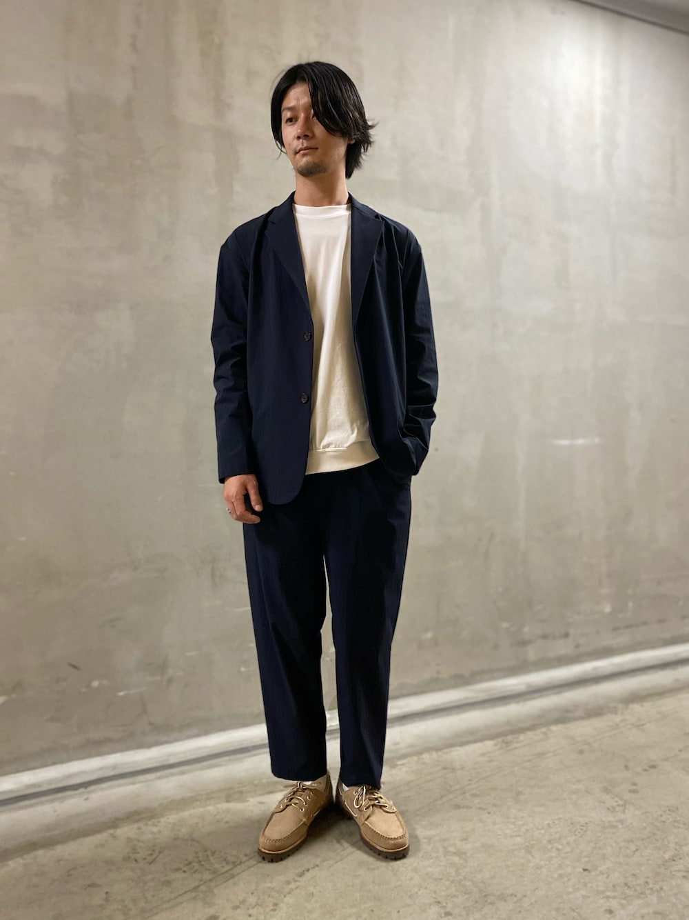 ホワイト系のTシャツ/カットソー、ブルー系のその他パンツ、ブルー系のテーラードジャケットを着用したメンズの秋コーディネートの1枚目の写真
