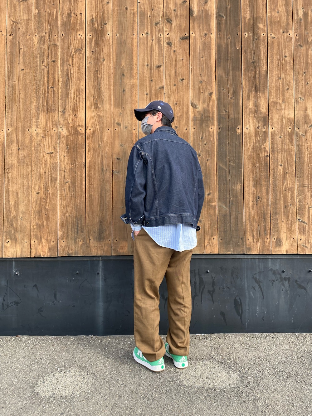 ブラウン系のその他パンツ、ブラック系のデニムジャケット、ブルー系のシャツ/ブラウスを着用したメンズの冬コーディネートの1枚目の写真