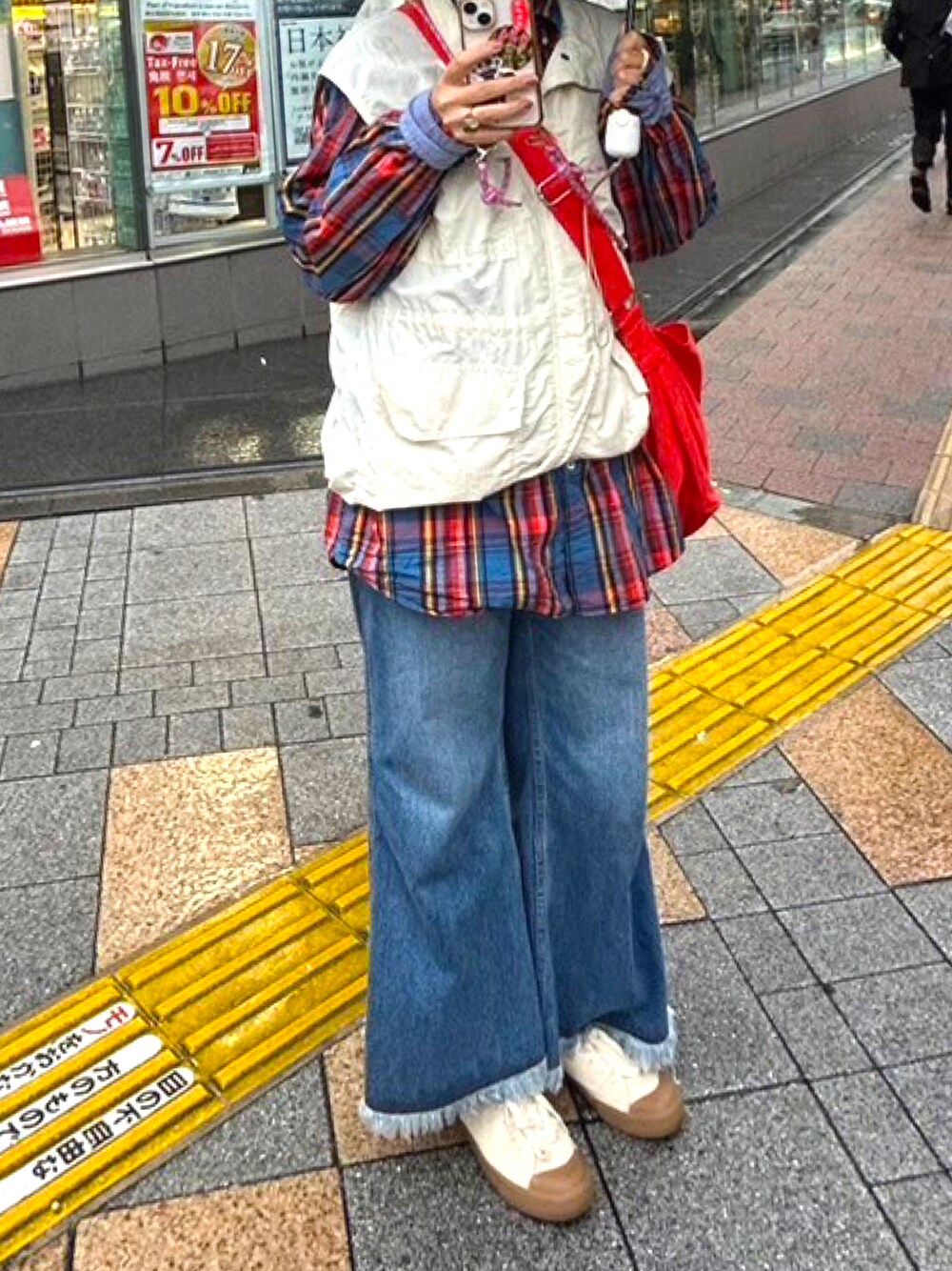 「雨の日コーデ、デニム、フレアパンツ、チェック、チェックシャツ、ベスト、ベストコーデ、ベスト×シャツ、カラフル」｜「無印良品のアイテム（スニーカー、ベージュ系）」を使った、asumiさん（レディース・165cm）の春コーディネートの1枚目の写真