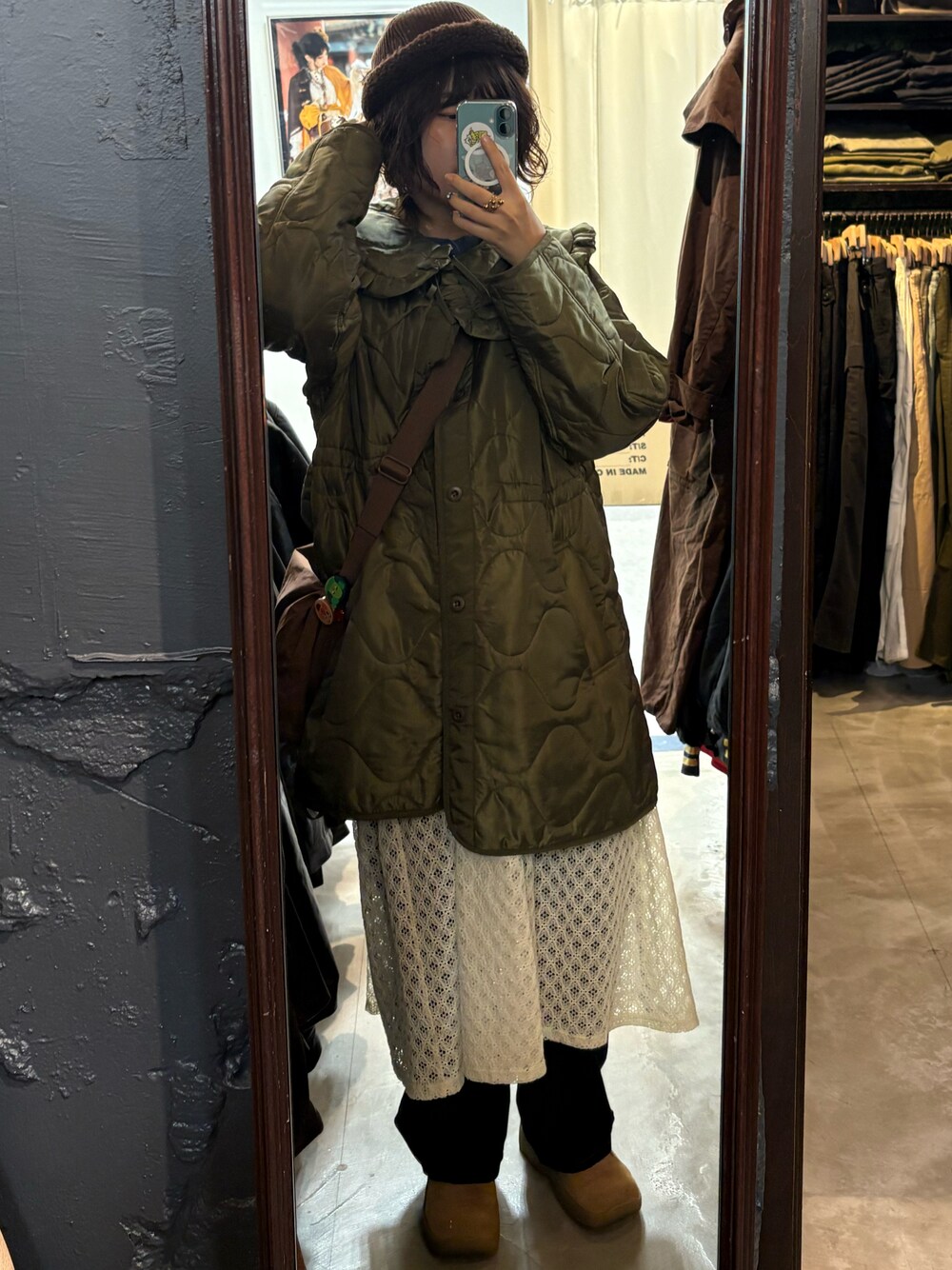 「最近のいい感じコーデ、休日スタイル、パンツスタイル、ootd、お洒落さんとつながりたい」｜「eLurの【eLur】パフスリーブレースワンピ（ワンピース、ホワイト系）」を使った、asumiさん（レディース・165cm）の冬コーディネートの1枚目の写真