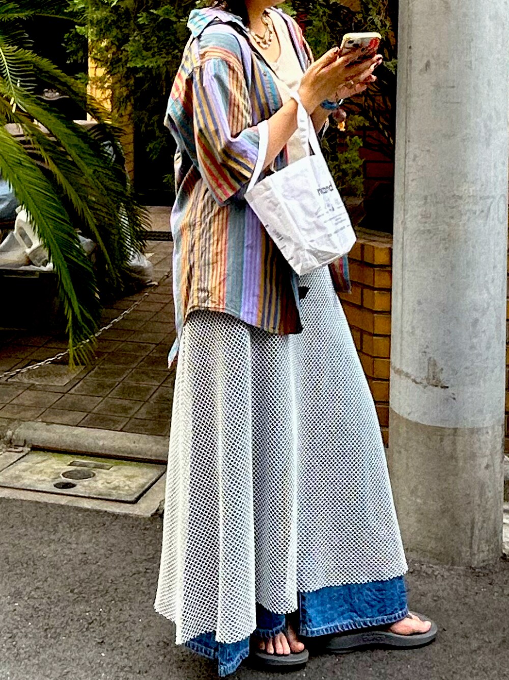 「サンダルコーデ、古着MIX、古着コーデ、古着好きな人と繋がりたい、メッシュ、シャツスタイル、シャツ、デニム、デニムパンツ」｜「LOWRYS FARMのアイテム（スカート、ホワイト系）」を使った、asumiさん（レディース・165cm）の夏コーディネートの1枚目の写真