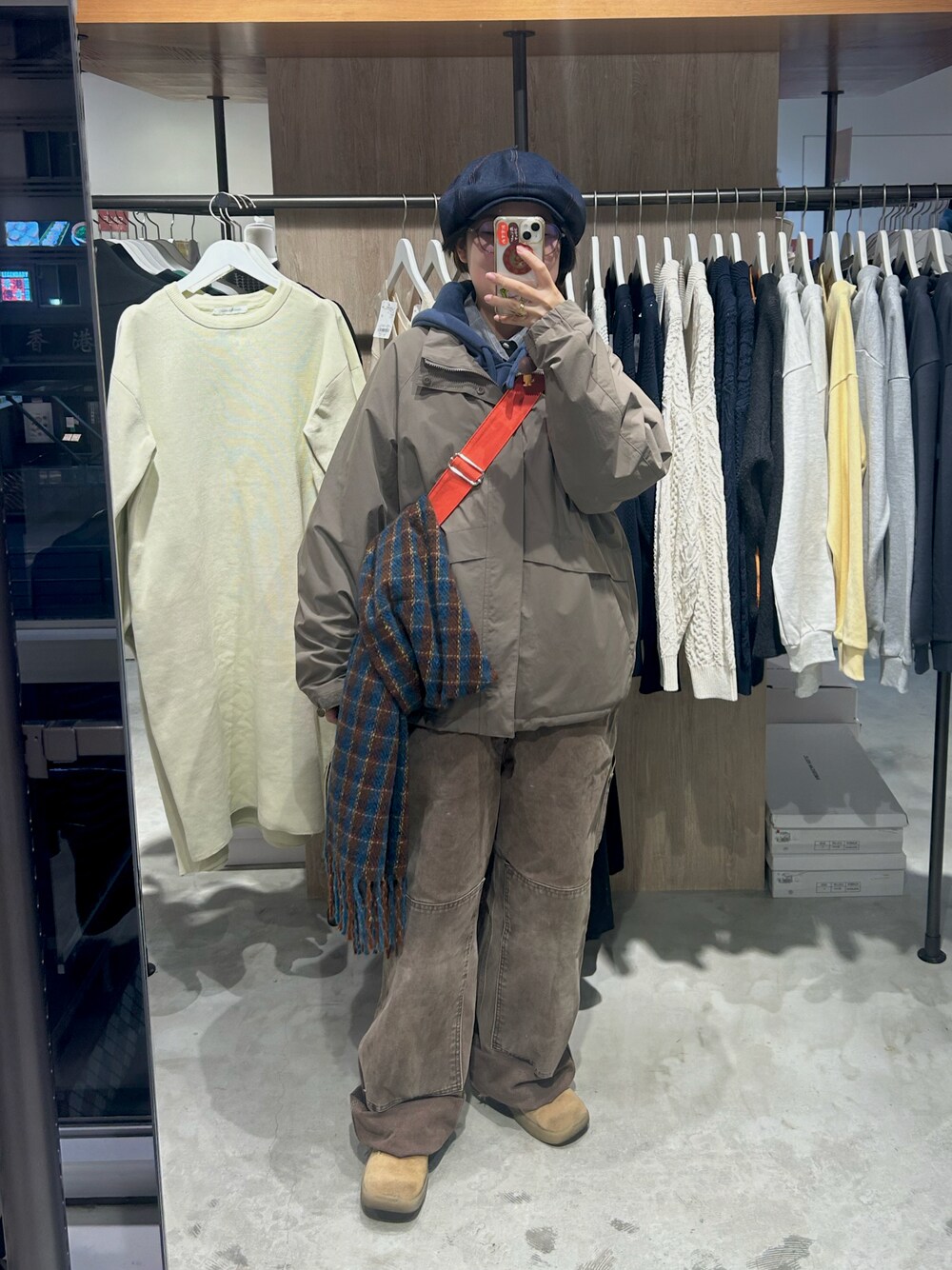「おしゃれさんと繋がりたい、ブラウンコーデ、オーバーオール、オーバーオールコーデ、古着MIX、古着、古着コーデ」｜「VINTAGEのアイテム（サロペット/オーバーオール、ブラウン系）」を使った、asumiさん（レディース・165cm）の春コーディネートの1枚目の写真