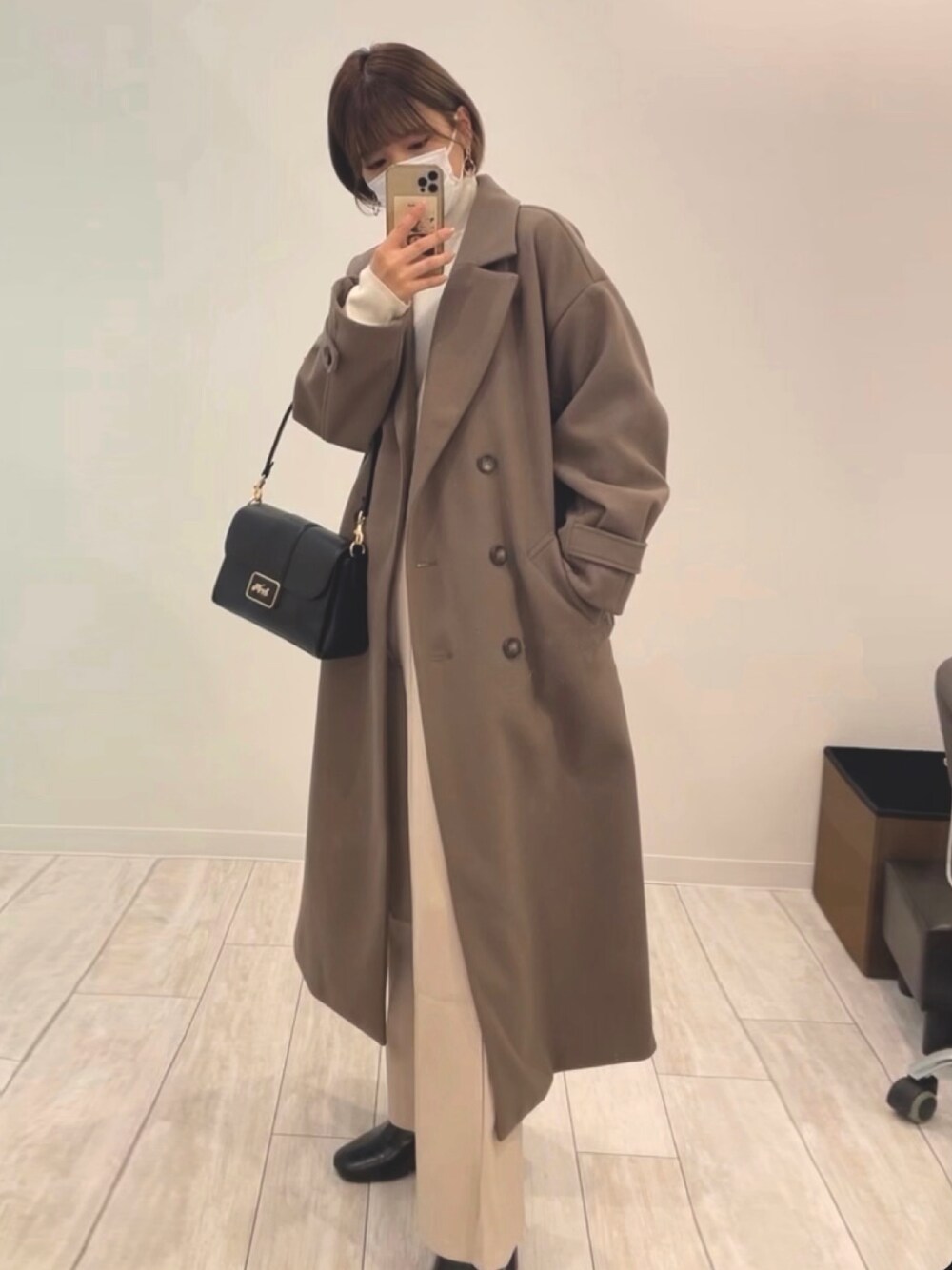 「冬コーデ、あったかコーデ、#今日のコーデ、パンツスタイル、コート、ロングコート、パンツコーデ、淡色コーデ、COACH、Ray Cassin、earth music&ecology、GRL、大人コーデ、シンプルコーデ」｜「COACHのアイテム（バッグ、ブラック系）」を使った、みづきさん（レディース・157cm）の冬コーディネートの1枚目の写真