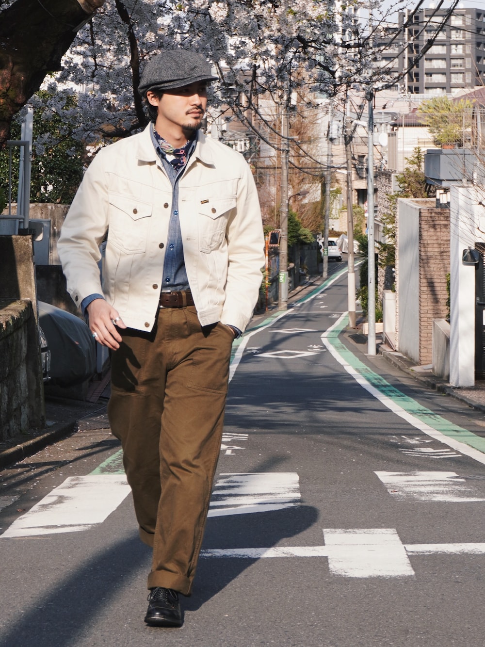 「春めき満開コーデ、アメカジ、春コーデ、トラックジャケット、トラッカージャケット、軍パン、キャスケット、桜」｜「Pherrow'sのアイテム（カーゴパンツ、グリーン系）」を使った、かとうまお | 経年変化委員会さん（メンズ・174cm）の春コーディネートの1枚目の写真
