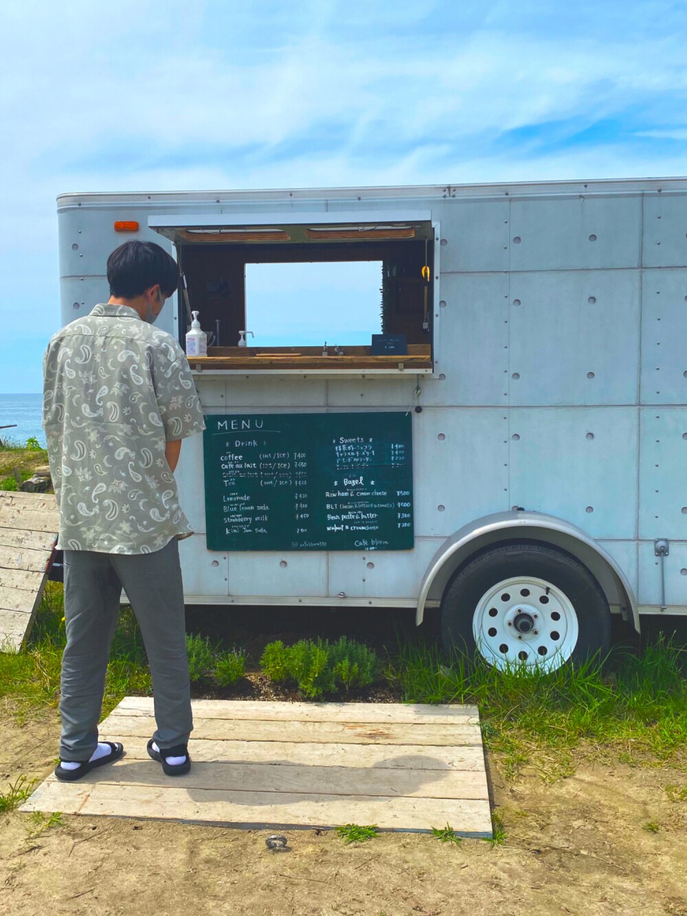 グレー系のその他パンツ、ブラック系のサンダル、グリーン系のシャツ/ブラウスを着用したメンズの夏コーディネートの1枚目の写真